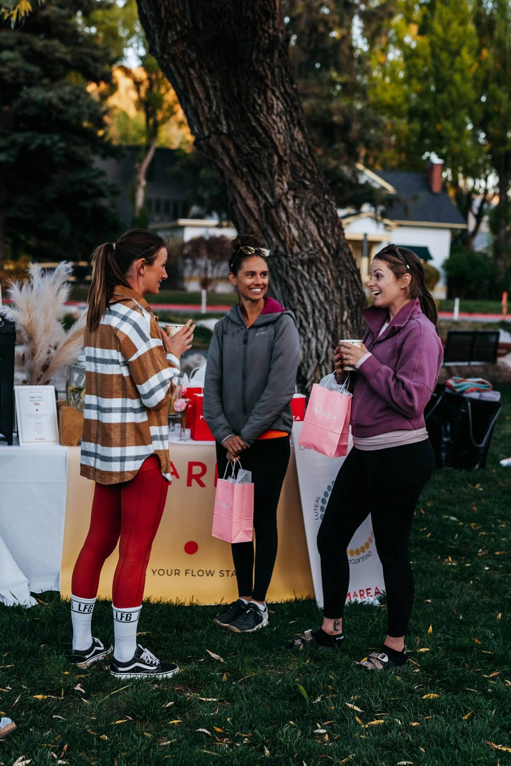 Promotoras entregando muestras en un stand de marca durante una activación