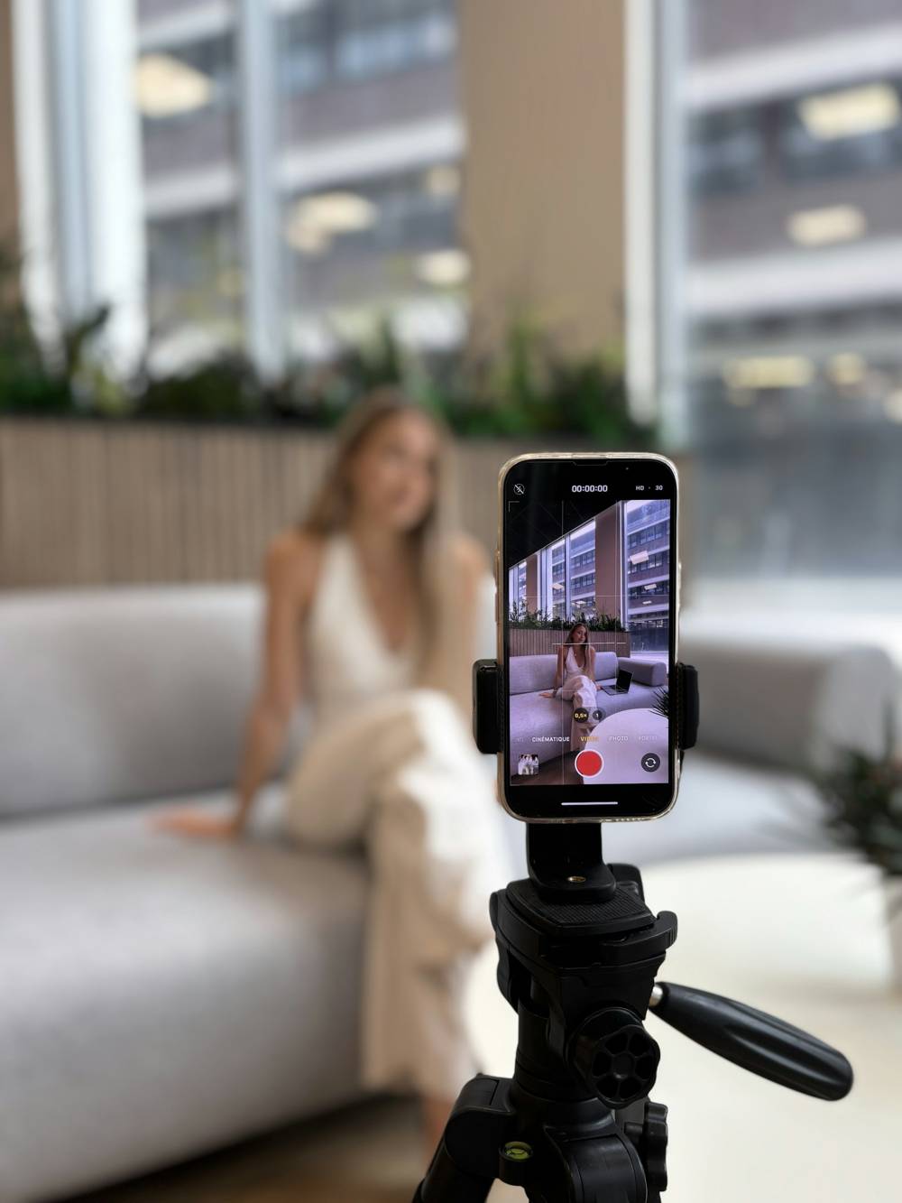 Creadora grabando contenido con su celular en un trípode