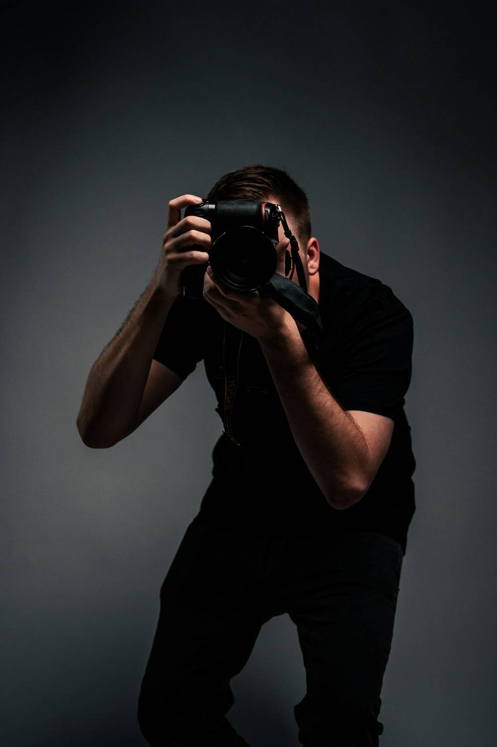 Fotógrafo disparando en un estudio