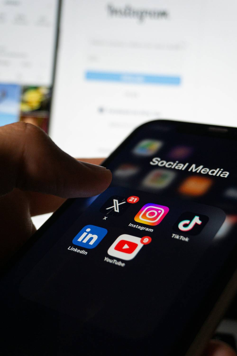 Celular con apps de redes sociales