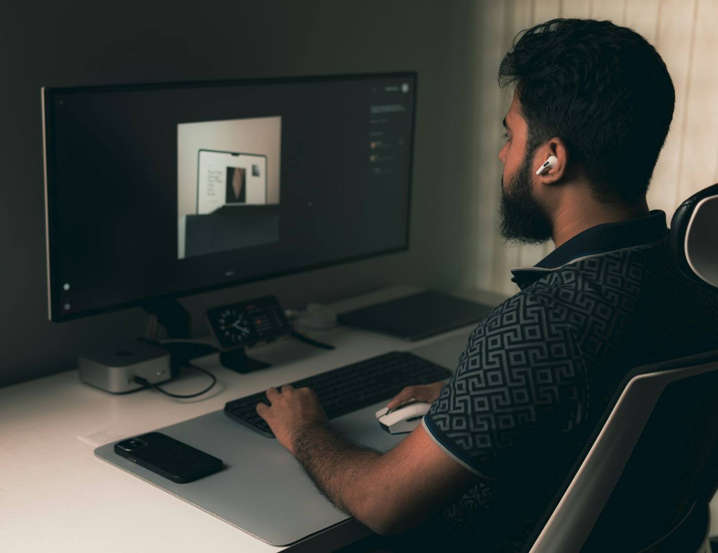 Diseñador trabajando en una página web en su monitor